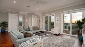 Nhà, nhiều giường, hồ bơi riêng, quang cảnh bãi biển | Phòng khách | TV 40-inch có truyền hình kỹ thuật số