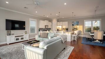 Nhà, nhiều giường, hồ bơi riêng, quang cảnh bãi biển | Phòng khách | TV 40-inch có truyền hình kỹ thuật số