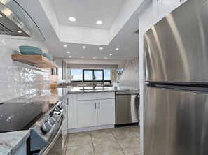 Appartamento, letti multipli, cucina, vista oceano | Cucina privata | Frigorifero, microonde, forno, piano cottura