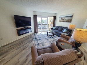 公寓客房, 多張床, 私人泳池, 海灘景觀 | 起居區 | 40-吋電視，提供數位頻道