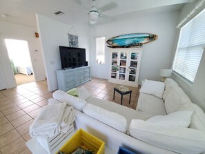 獨棟房屋, 2 張加大雙人床, 廚房 | 客廳 | 40-吋電視，提供數位頻道