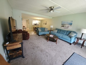 Appart'hÎtel, plusieurs lits, piscine privée, vue plage | Coin séjour | Télévision à écran plat de 40 pouces avec chaßnes par cùble, télévision