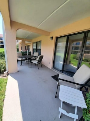 Apartamento, varias camas, piscina privada, vistas a la playa | Restaurante al aire libre