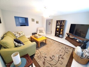 House, Multiple Beds, Kitchen, Ocean View | Living room | 40-inch TV with digital channels