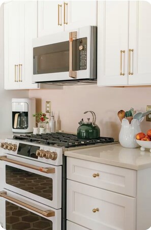 Køleskab, mikrobølgeovn, ovn, kogeplade