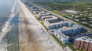 Beach nearby - Top Floor Beauty with Amazing Views of Beach and Pool (New Smyrna Beach)