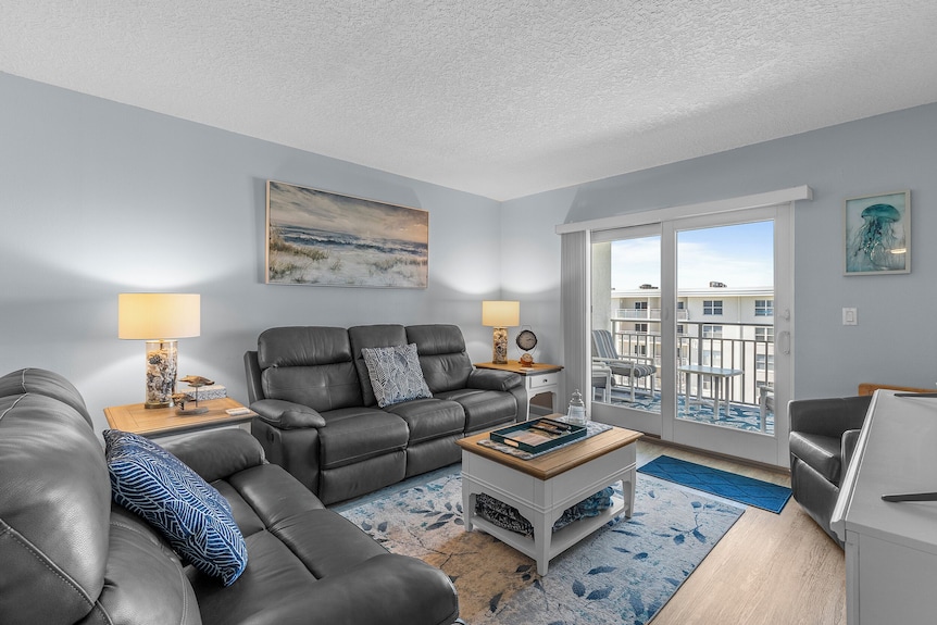 Top Floor Beauty With Amazing Views Of Beach And Pool - New Smyrna Beach, FL