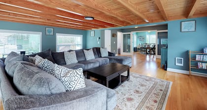 Coastal beach retreat with deck, grill, fireplace, washer/dryer, and free WiFi