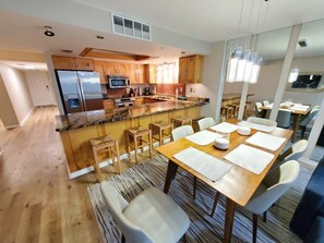 Appart'hÎtel, plusieurs lits, accÚs piscine, vue océan | Restauration