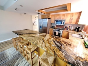 Appart'hÎtel, plusieurs lits, accÚs piscine, vue océan | Cuisine privée | Réfrigérateur, micro-ondes, four, plaque de cuisson