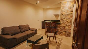 Habitación junior | Espacio para trabajar con laptop, wifi gratis y ropa de cama