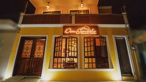 Un hotel con un cartel que dice 'Don Gonzales Beach Hotel'.