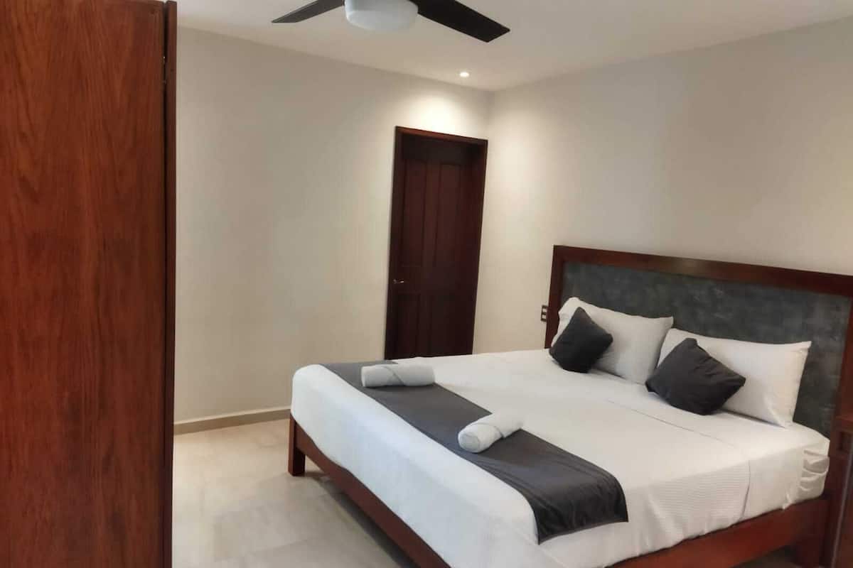 Basic Room, 1 King Bed, Non Smoking, Pool View | Laptop workspace, free WiFi, bed sheets