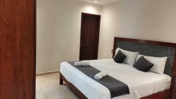 Espacio para trabajar con laptop, wifi gratis y ropa de cama