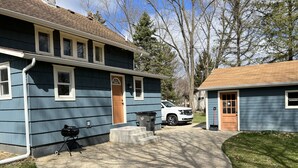 Une maison à deux étages avec une allée menant à un garage.