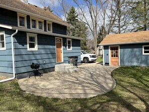 Exterior - End of season discounts! Walking distance to campus trolleys,not owner occupied! (South Bend)