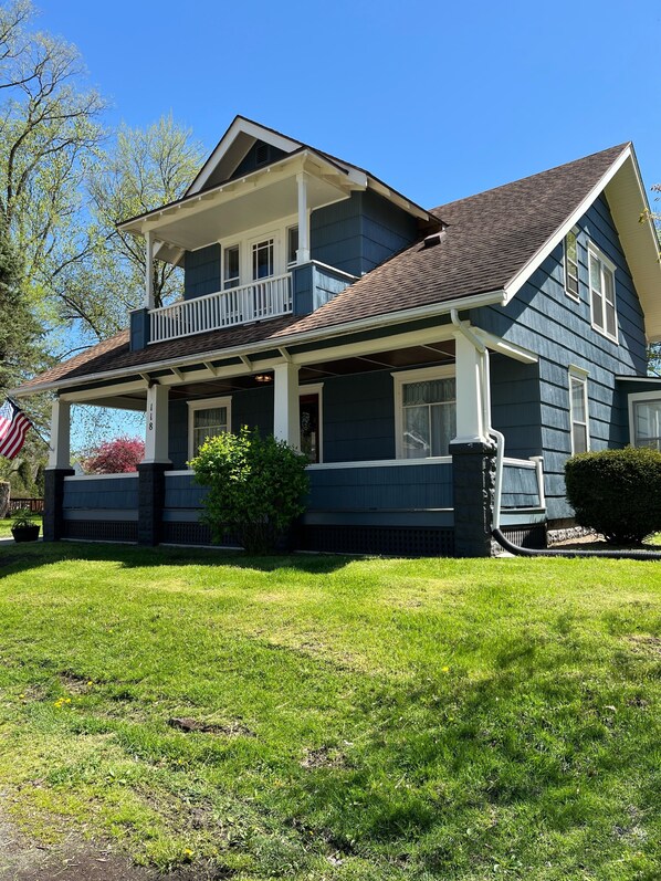 Exterior - End of season discounts! Walking distance to campus trolleys,not owner occupied! (South Bend)