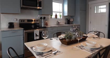 Downtown Charmer - Spacious 1 Bed 1 Bath - Adventure Basecamp