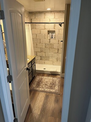 Shower, hair dryer, towels, soap - Secluded Cabin near Wild Basin (Allenspark)