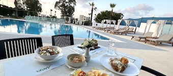 Adelais Bay Hotel