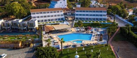 Kauden mukainen ulkouima-allas