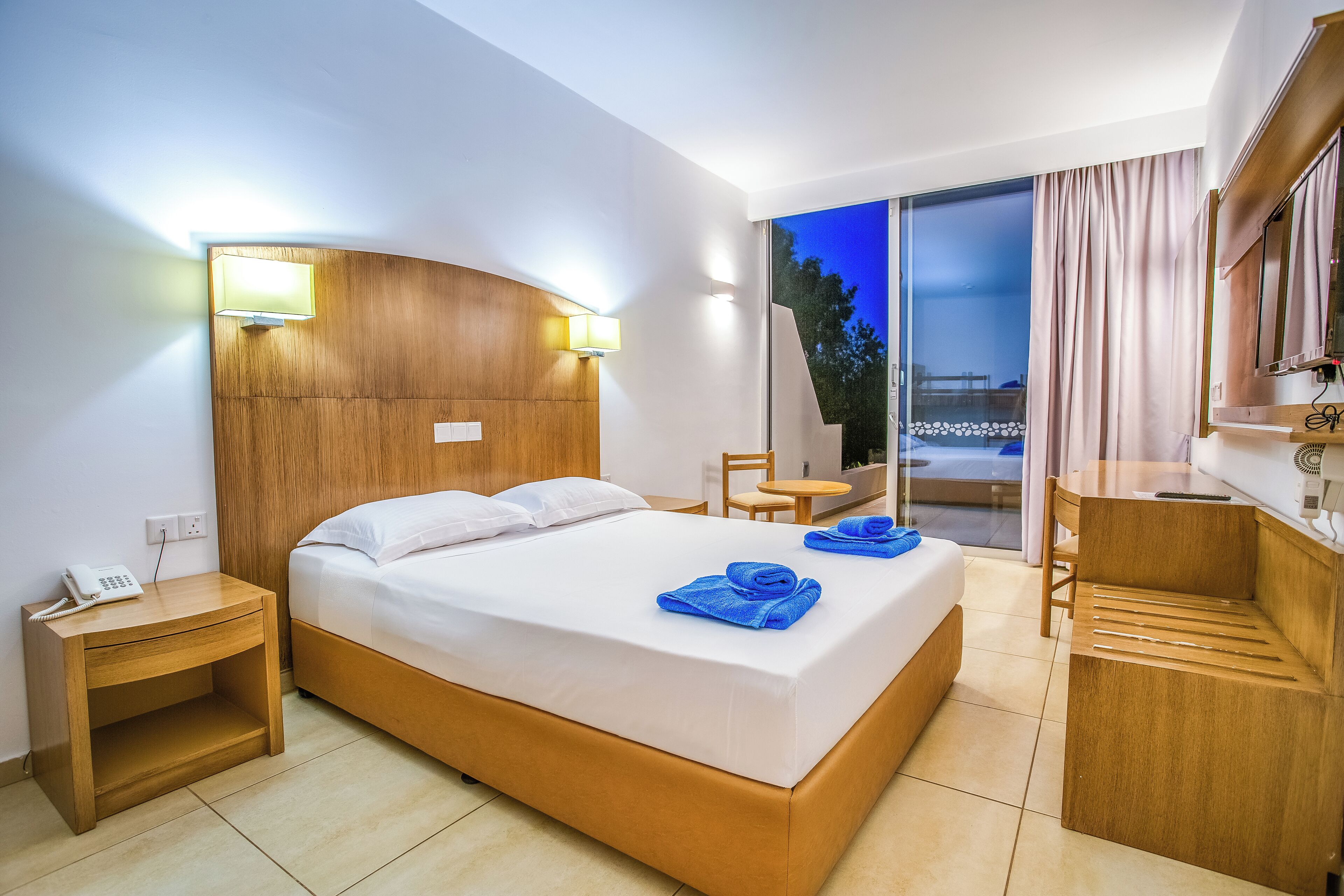 Minibar, escritorio, wifi gratis y ropa de cama 