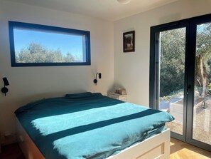 4 bedrooms, iron/ironing board, internet, bed sheets