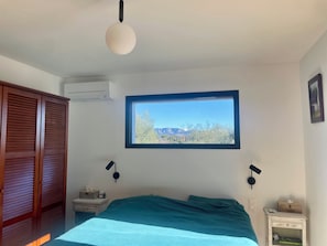 4 bedrooms, iron/ironing board, internet, bed sheets