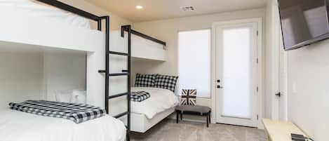 9 habitaciones, tabla de planchar con plancha, cuna de viaje y wifi