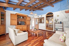 Een televisie en een tafeltennistafel