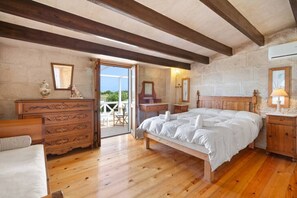 4 slaapkamers, een strijkplank/strijkijzer, gratis wifi, beddengoed