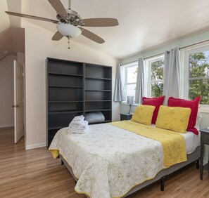 4 Schlafzimmer, Schreibtisch, Bügeleisen/Bügelbrett, WLAN