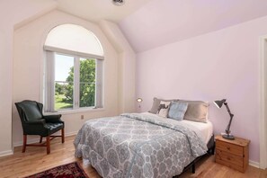 4 habitaciones, escritorio, tabla de planchar con plancha y wifi