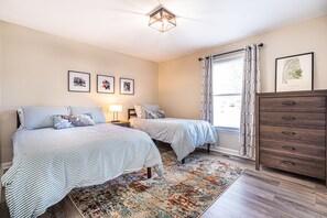 3 bedrooms, desk, iron/ironing board, travel cot - NEW! Fully stocked luxury home 5 min to I-65/I-72. (Athens)