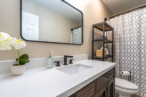 Combined shower/bathtub, hair dryer, towels, soap - NEW! Fully stocked luxury home 5 min to I-65/I-72. (Athens)