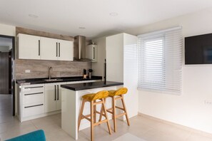 Frigorifero, microonde, piano cottura, macchina per tè/caffè