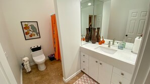 Duschwanne, Haartrockner, Bidet, Handtücher