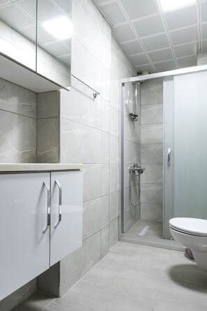 Habitación Confort | Baño | Ducha y toallas