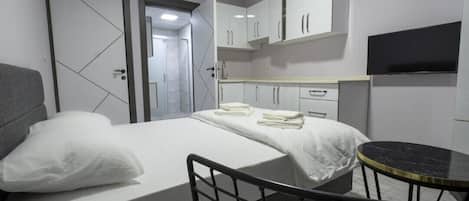 Habitación Confort | 1 habitación, escritorio y ropa de cama