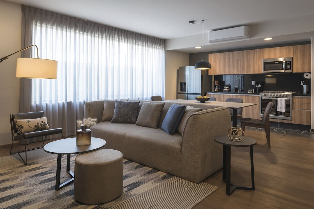 Deluxe suite | Privékeuken | Een koelkast/vriezer, een magnetron