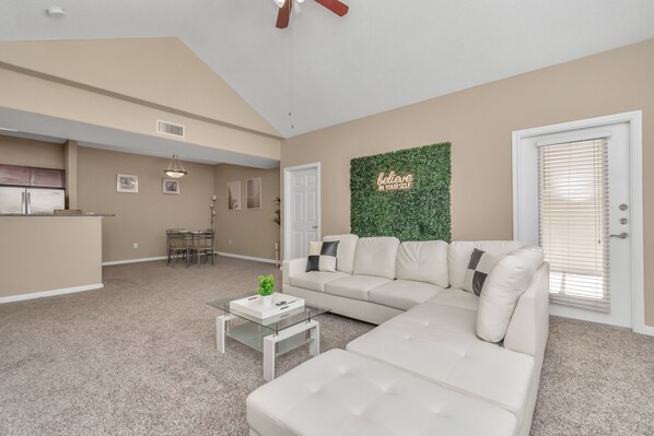 Smart-TV, Kamin, Streaming-Dienste