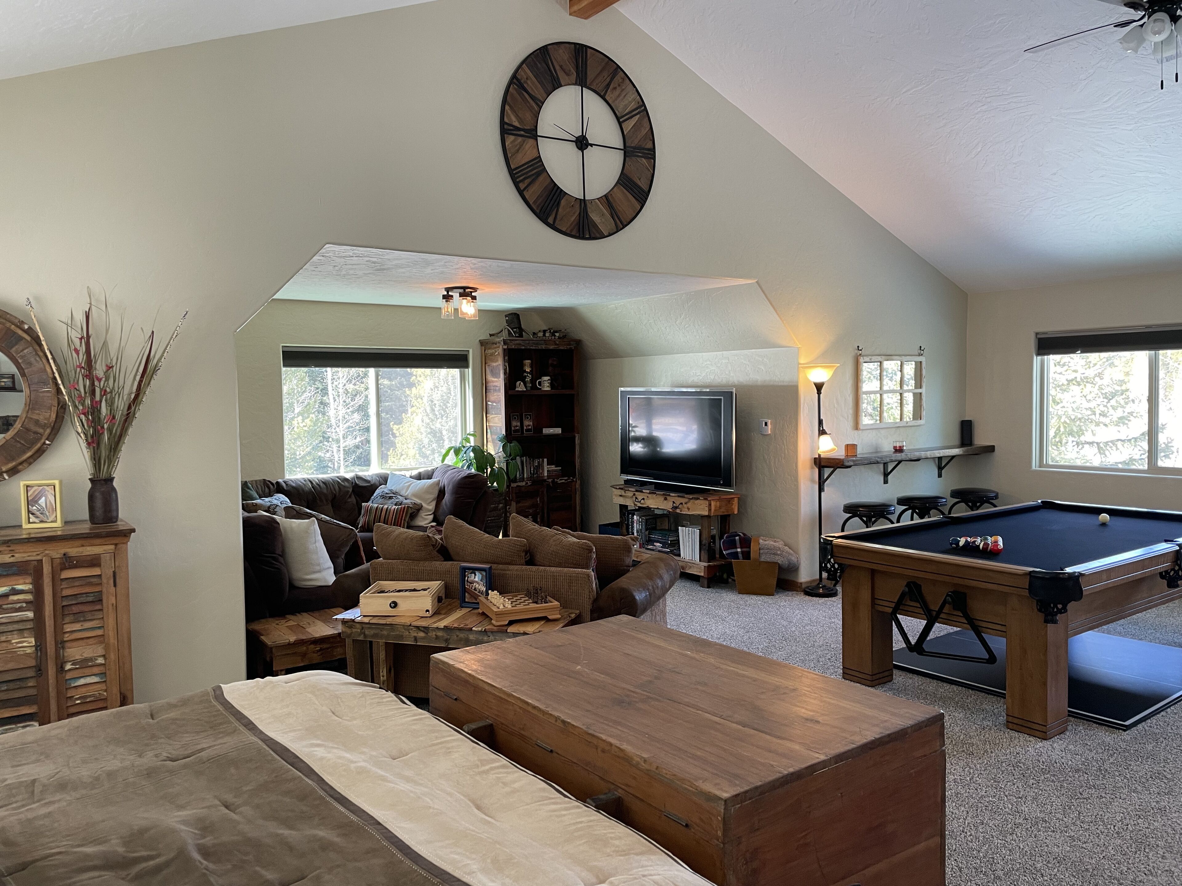 Smart TV, fireplace, table tennis