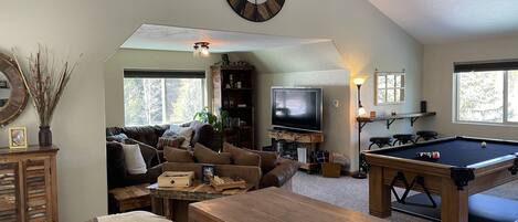 Smart-TV, Kamin, Tischtennisplatte