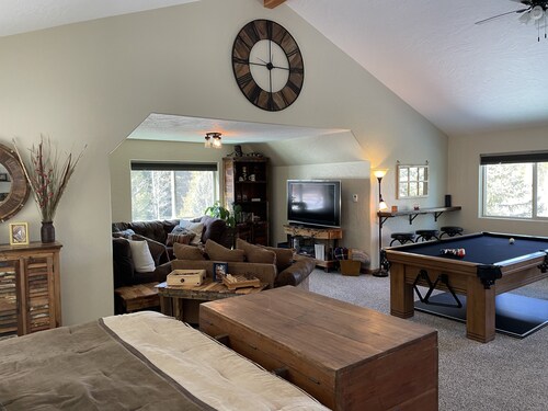 Peaceful Rustic Mountain Entertainment Studio