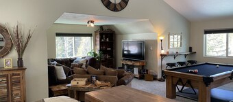 Peaceful Rustic Mountain Entertainment Studio