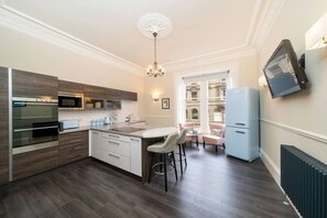 Kühlschrank, Mikrowelle, Ofen, Herdplatte