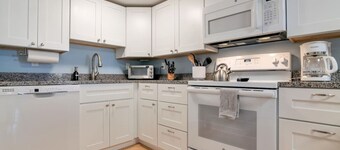 2 BR Condo & 3 min Walk to Downtown SWH [Low Tide]