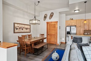 Fernseher, Kamin, DVD-Player, Stereoanlage