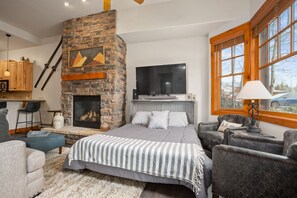 2 bedrooms, desk, iron/ironing board, WiFi