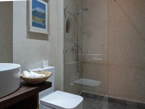 Dusche, Haartrockner, Bidet, Handtücher